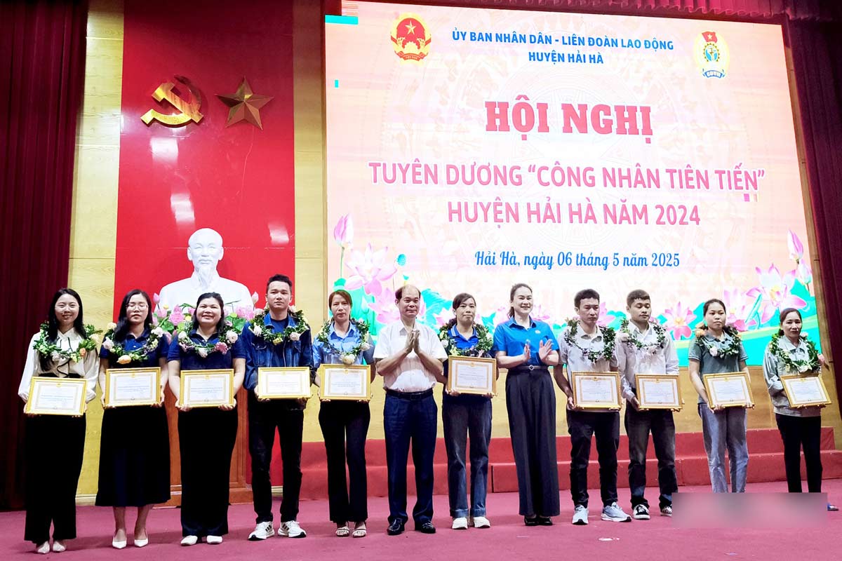 Los lideres de la Junta de la provincia de Quang Ninh, distrito de Hai Ha premiaron a los individuos y grupos de excelencia. Foto: El equipo de Haiti