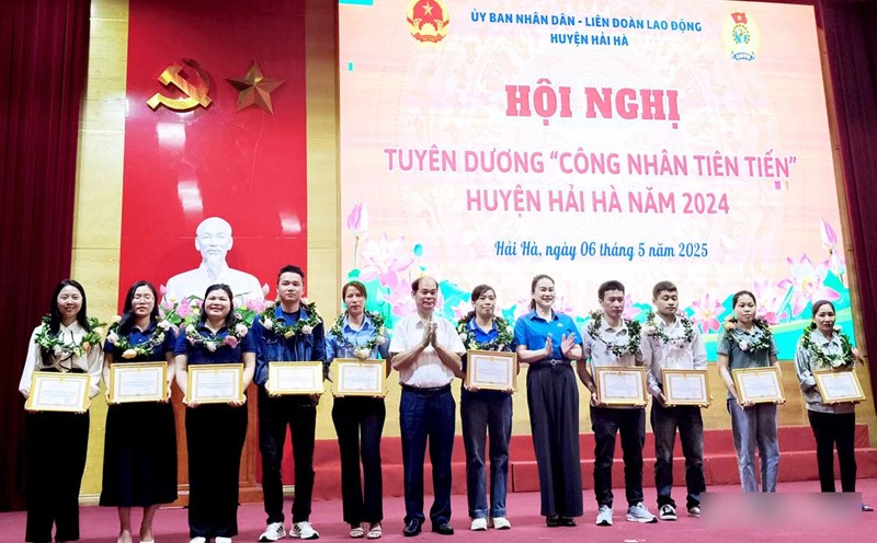 Leaders of the Quang Ninh Provincial Federation of Labor and Hai Ha District presented awards to outstanding individuals and groups. Photo: Hai Ha Labor Federation