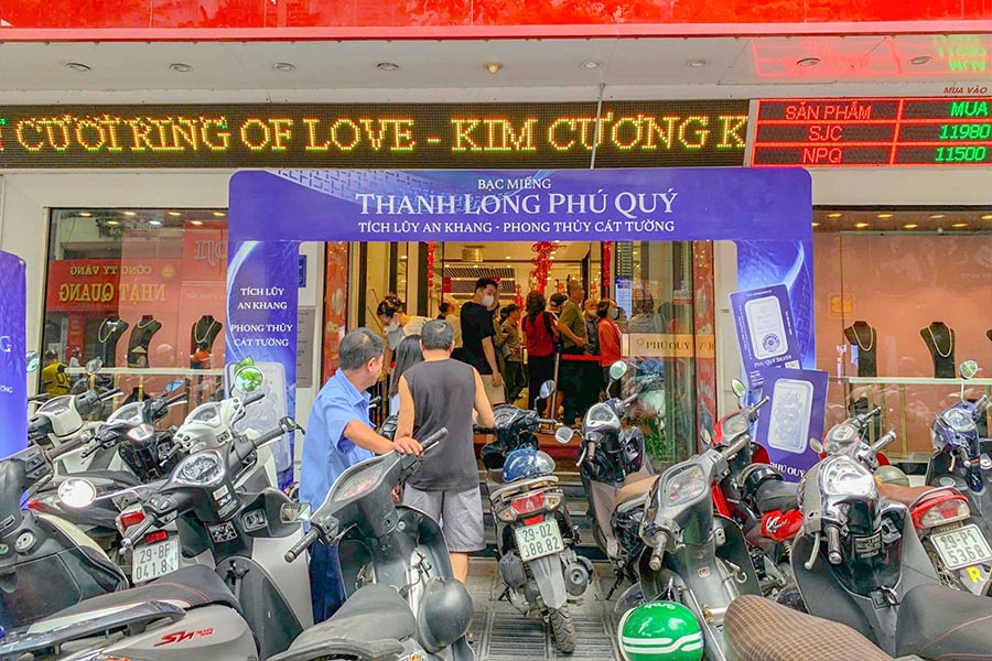 Sang 6.5, khong khi giao dich tai cac cua hang kinh doanh vang bac da quy tai Ha Noi rat tap nap. Anh: Phuong Anh