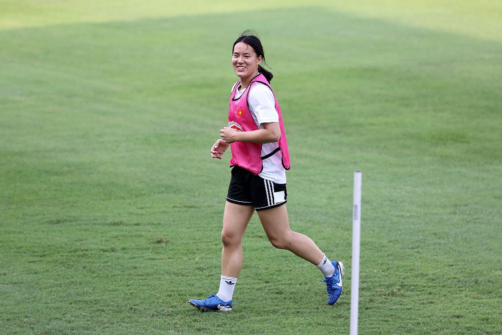 Overseas Vietnamese player Nguyen Hoang Nam Mi in the afternoon training session of 6.5 with the Vietnam women's team. Photo: Hoang Dan