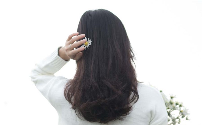 Scalp massage not only helps relax but also brings health benefits to hair. Photo: Thuy Linh