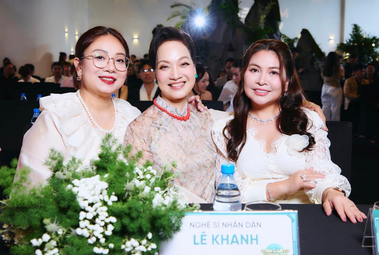Anh: Ban to chuc cuoc thi.