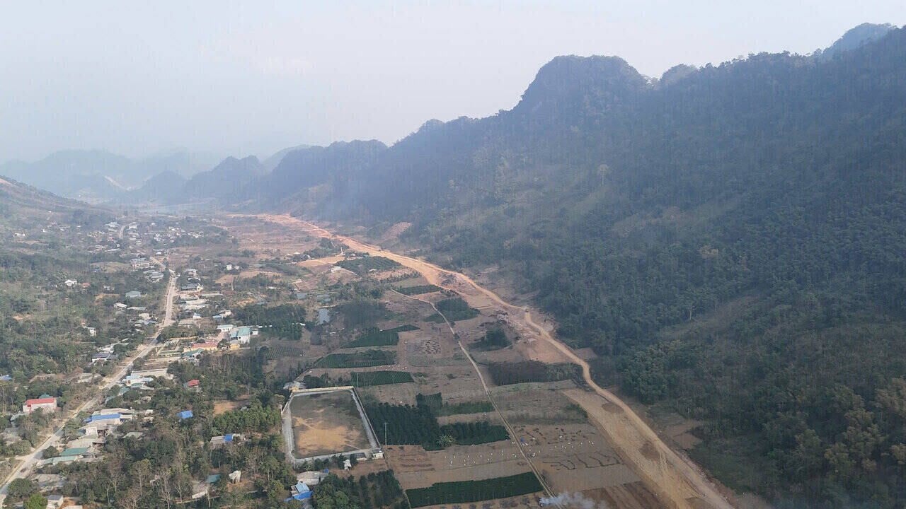 El proyecto de la autopista Hoa Binh - Moc Chau atraviesa muchas montañas de la provincia de Hoa Binh. Foto de: Yinshan. El autor de la imagen es el Dr.