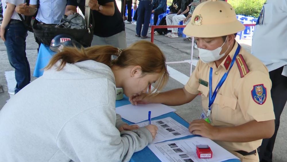The first driver's test of Da Nang Police took place seriously. Photo: Tran Thi