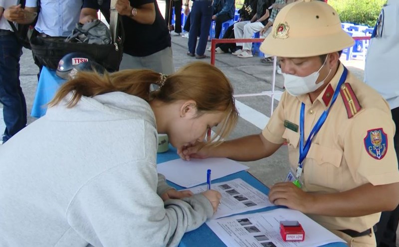 The first driver's test of Da Nang Police took place seriously. Photo: Tran Thi