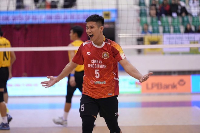 Cau thu Nguyen Van Quoc Duy trong mau ao doi nam Cong an TP. Ho Chi Minh. Anh: VFV