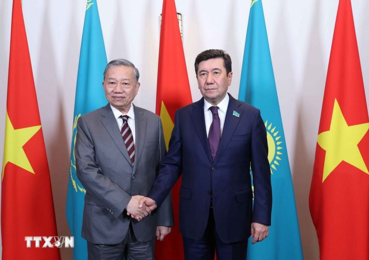 El Secretario General del Parlamento se reunio con el Presidente de la Camara de Representantes de Kazajstan, y el Presidente del Partido Amanat (en el poder) Yerlan Koshanov. Imagen de la pagina web de la organizacion