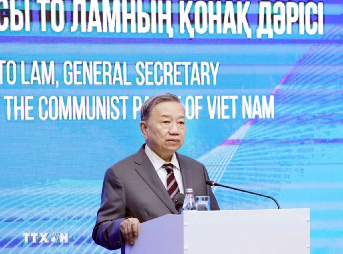 El Secretario General To Lam hace una declaracion de politica en la Academia de Administracion Publica de Kazajstan. Imagen de la pagina web de la organizacion