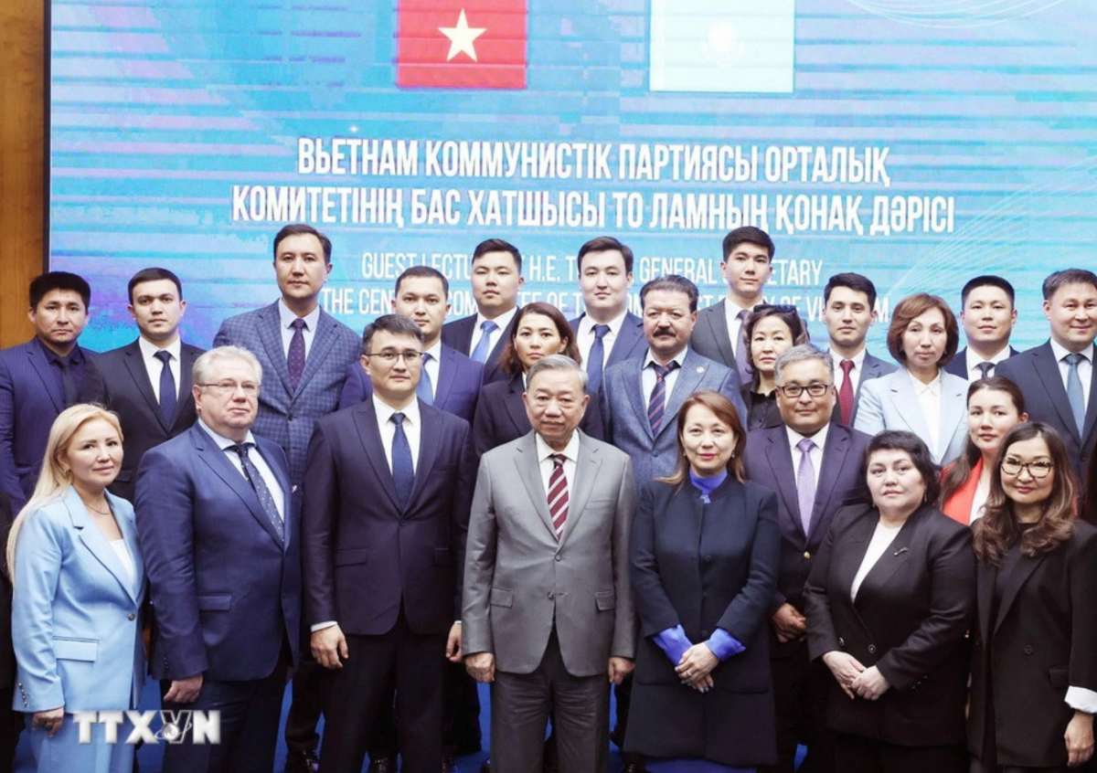 Tong Bi thu To Lam va lanh dao, giang vien, hoc vien Hoc vien Hanh chinh Cong truc thuoc Tong thong Kazakhstan. Anh: TTXVN