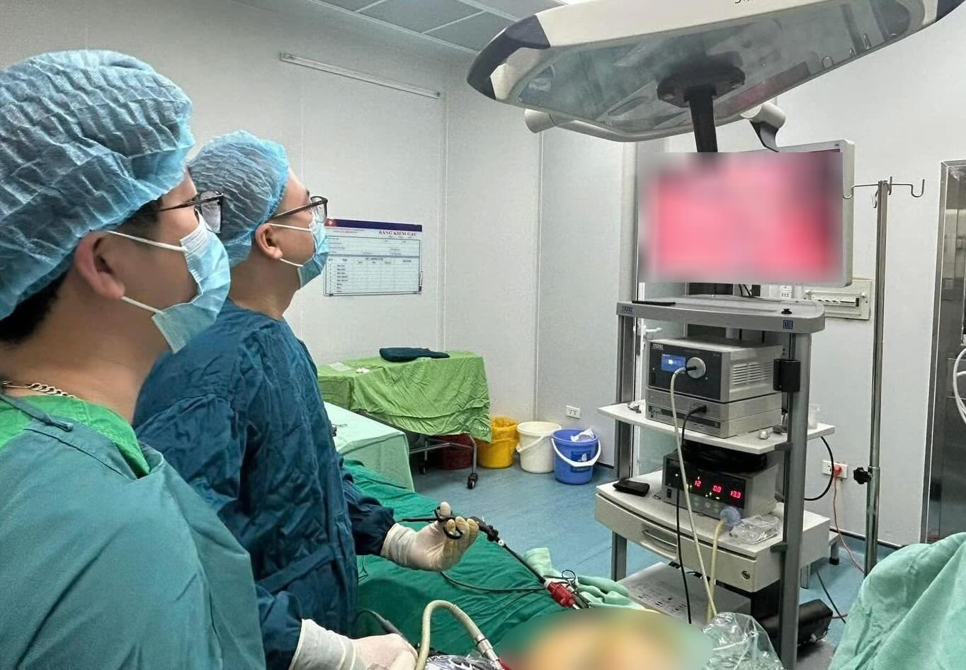 Operar a un hombre con una piedra perforando sus intestinos. Foto: Hospital de la Amistad Vietnam-Cuba