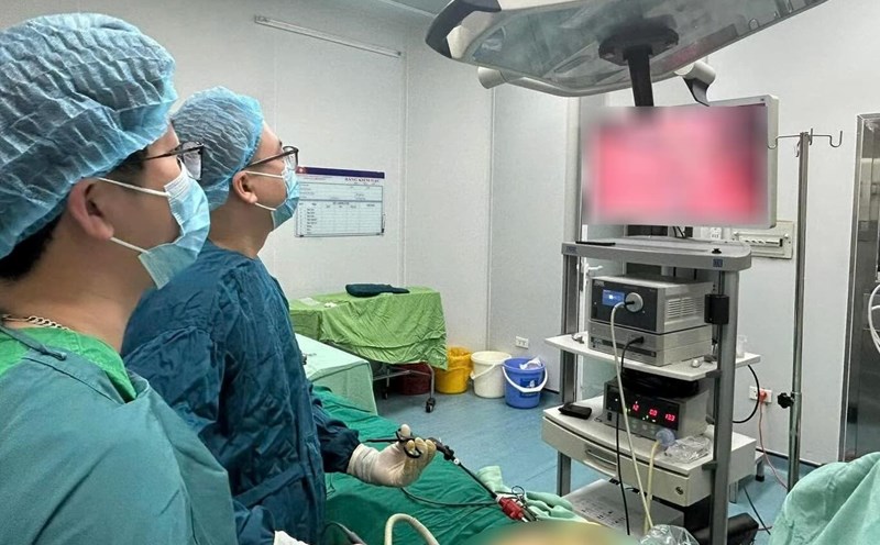 Surgery for a man who was hit by a rock and forced into an intestines. Photo: Vietnam - Cuba Dong Hoi Friendship Hospital