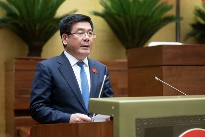 Minister of Industry and Trade Nguyen Hong Dien reports on the process of drafting the Law on Energy Efficiency and Savings (amended). Photo: VNA