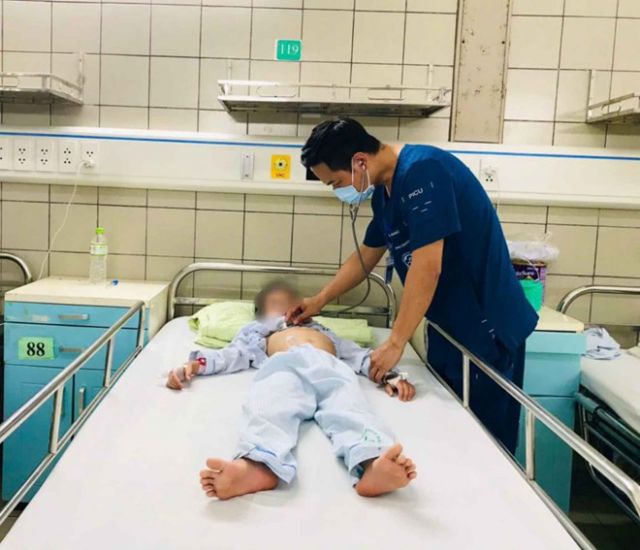 Doctor at Bach Mai Hospital examines a child being treated at the Pediatric Center because parents arbitrarily bought medicine to treat coughs at home. Photo: Provided by the hospital