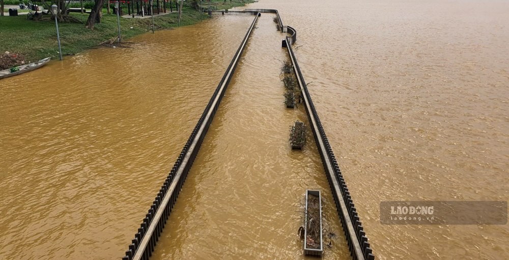 Hang nam, den mua mua lu, cau go lim bi nuoc lon nhan chim, ngam minh nhieu ngay trong nuoc, do do viec van lim tren cau bi moi mot, hu hong la viec kho tranh khoi (anh chup nam 2022).