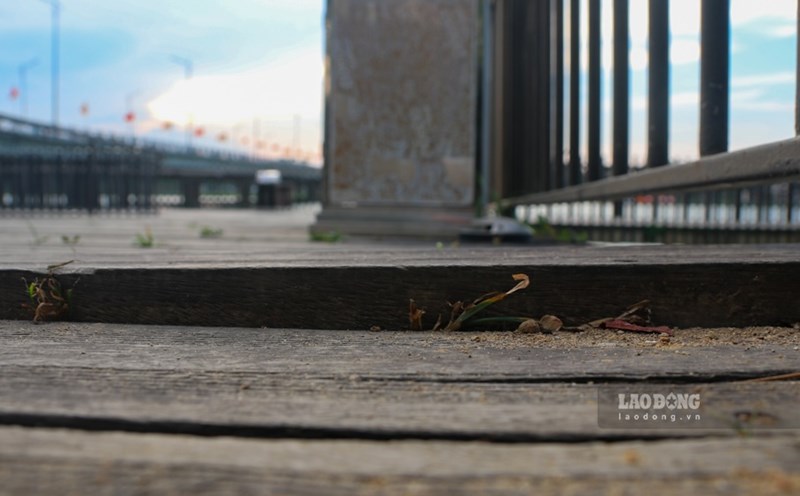 Many ironwood bridge truss bars were locked, with some places lining up. Photo: Nguyen Luan