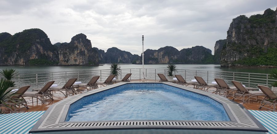 Una piscina de un barco de cruceros de noche en la bahia de Halong. Imagen de Nguyen Hung