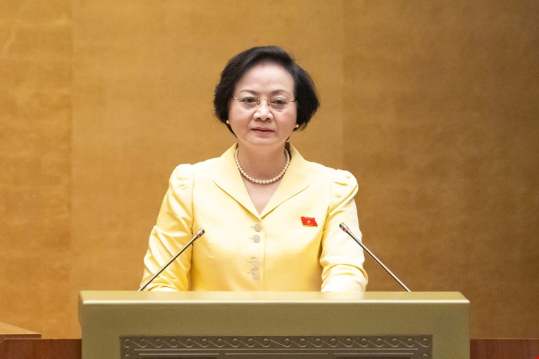 Minister of Home Affairs Pham Thi Thanh Tra presented the Report on the draft Law on Organization of Local Government (amended). Photo: Quochoi.vn