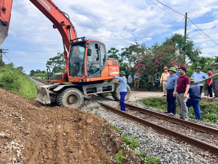 Las fuerzas funcionales proceden a eliminar el paso abierto que se cruza con el ferrocarril en la comuna de Huong Trach, distrito de Huong Khe, provincia de Ha Tinh. Imagen de la ciudad de Hong Kong