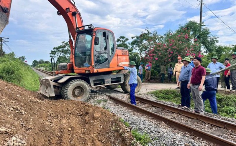 The authorities proceeded to remove the self-opened crossing intersecting with the railway in Huong Trach commune, Huong Khe district, Ha Tinh province. Photo: Huong Phuc