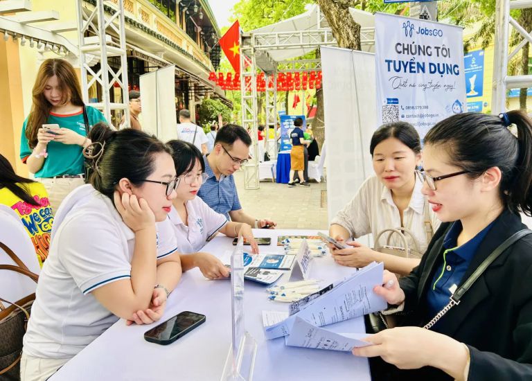 Los trabajadores participan en la negociacion de empleo. Imagen de la caja de la madre