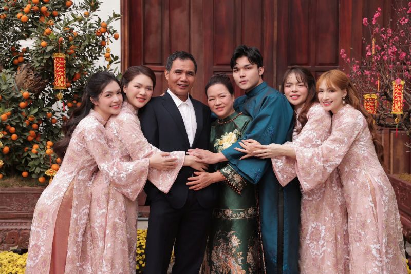 Chị gái Hòa Minzy (ngoài cùng bên phải) cho biết nữ ca sĩ là niềm tự hào của gia đình. Ảnh: Nhân vật cung cấp