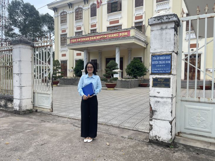 La Sra. Yang Thi Thum, funcionaria sindical del Centro de Asesoramiento Juridico Sindical, fue la representante autorizada para proteger los derechos de la NLD en el tribunal. Imagen: Ha Ang Lee