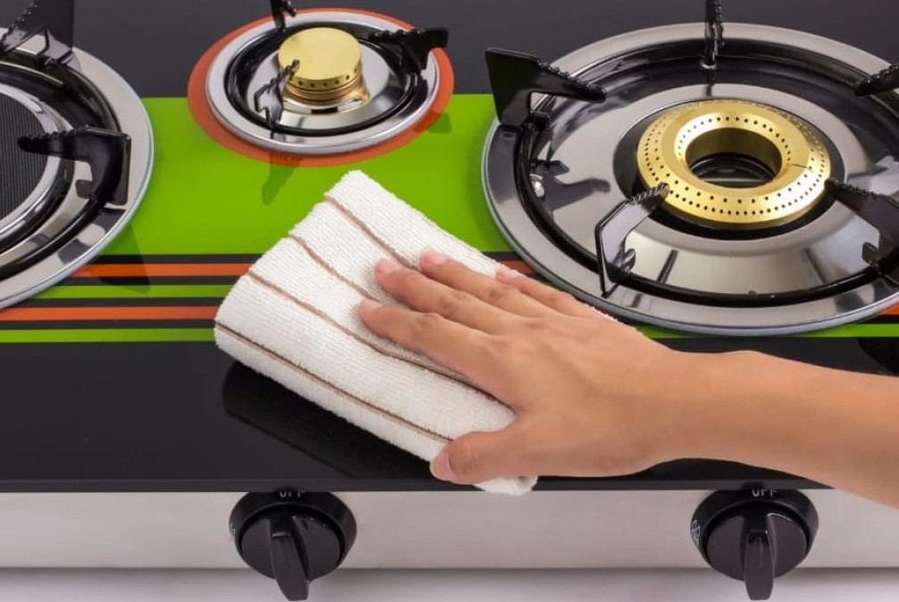 How to clean oil-based gas stoves is quite simple but highly effective. Photo: Tuan Dat