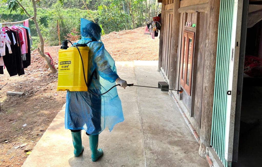 Environmental disinfection of the patient's home area suspected of having whooping cough. Photo: Thuy Linh