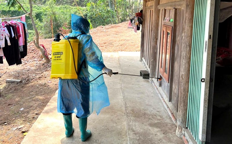 Environmental disinfection of the patient's home area suspected of having whooping cough. Photo: Thuy Linh