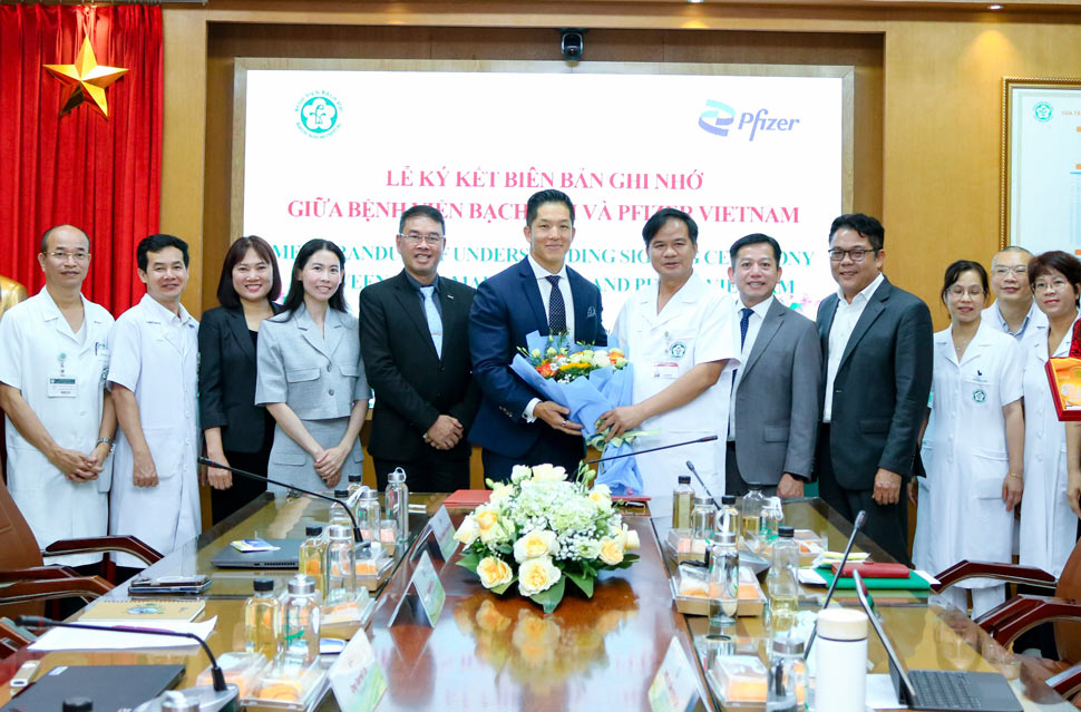 Representative of Pfizer Vietnam & Bach Mai Hospital at the signing ceremony. Photo: Provided by the enterprise