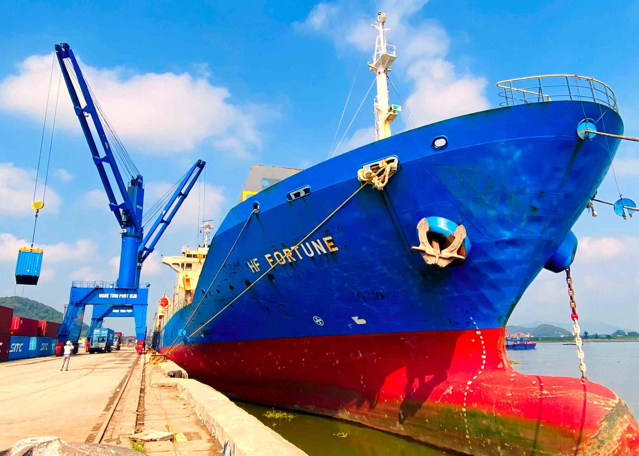 Tau trong tai lon cap cang Cua Lo. Anh: Ngoc Anh