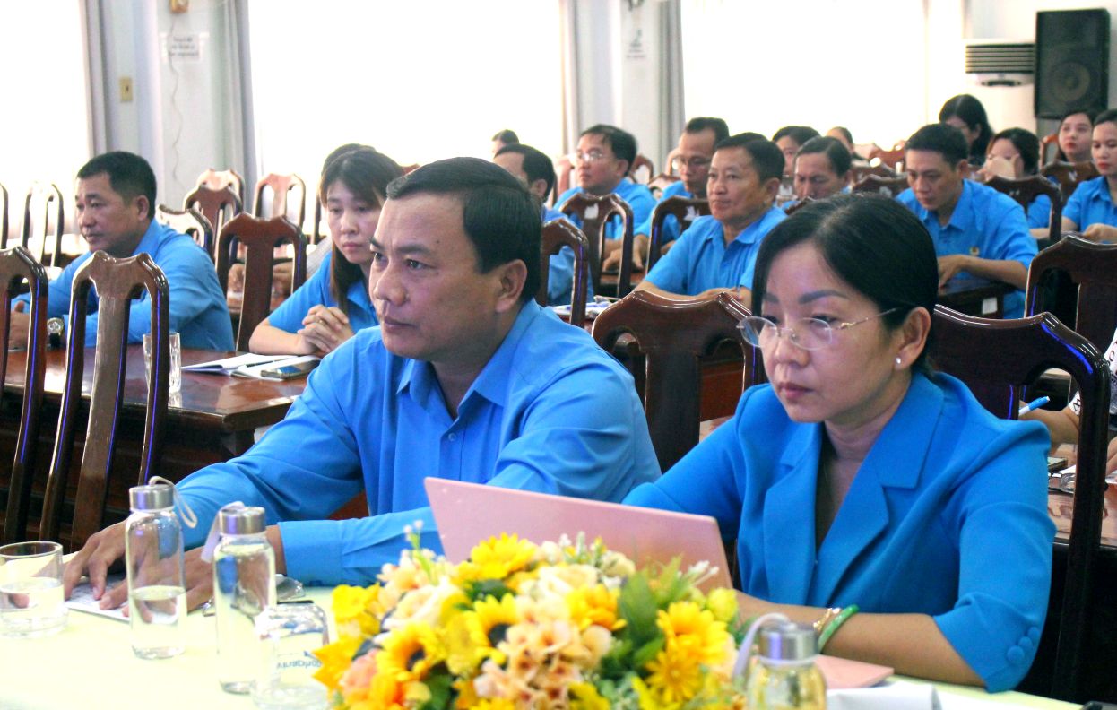 Cac dai bieu nghiem tuc lang nghe. Anh: Thanh Mai