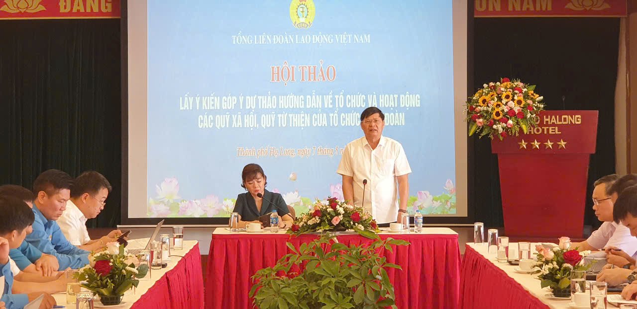El vicepresidente de la LJLD de Vietnam, Phan Van Anh, abrio el seminario para recibir comentarios sobre el proyecto de guia sobre la organizacion y la actividad de la fundacion social y la fundacion benefica de la organizacion sindical. Imagen de Nguyen Hung