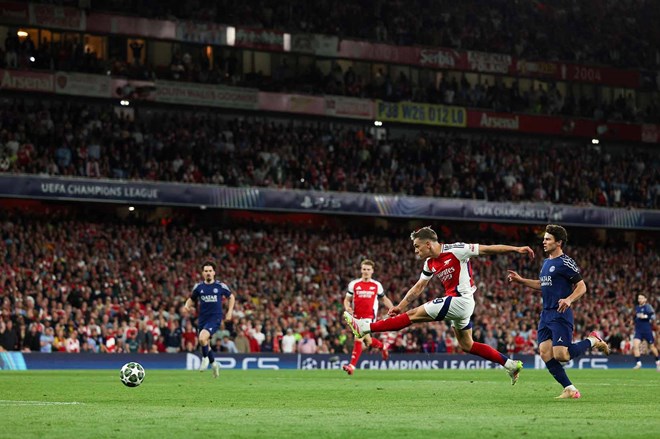 Arsenal tiene que volver la linea frente al PSG para ganar una entrada a la final de la Liga de Campeones. Imagen de AFP