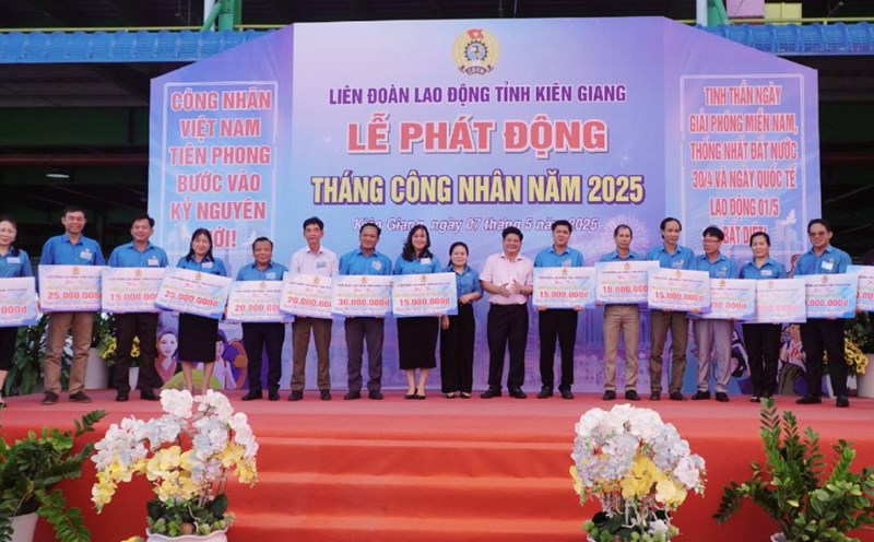 Mr. Tong Phuoc Truong - Head of the Provincial Party Committee's Propaganda and Mass Mobilization Department and Chairman of the Provincial Federation of Labor Truong Thanh Thuy presented a symbolic board of support gifts to union members and workers in the 2025 Workers' Month. Photo: Nguyen Anh