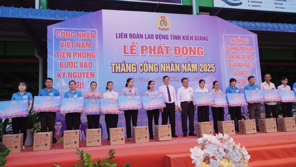 Pho Chu tich UBND tinh Giang Thanh Khoa va Chu tich Uy ban MTTQ Viet Nam tinh Kien Giang Le Thanh Viet trao bang tuong trung ho tro nha Mai am Cong doan. Anh: Nguyen Anh