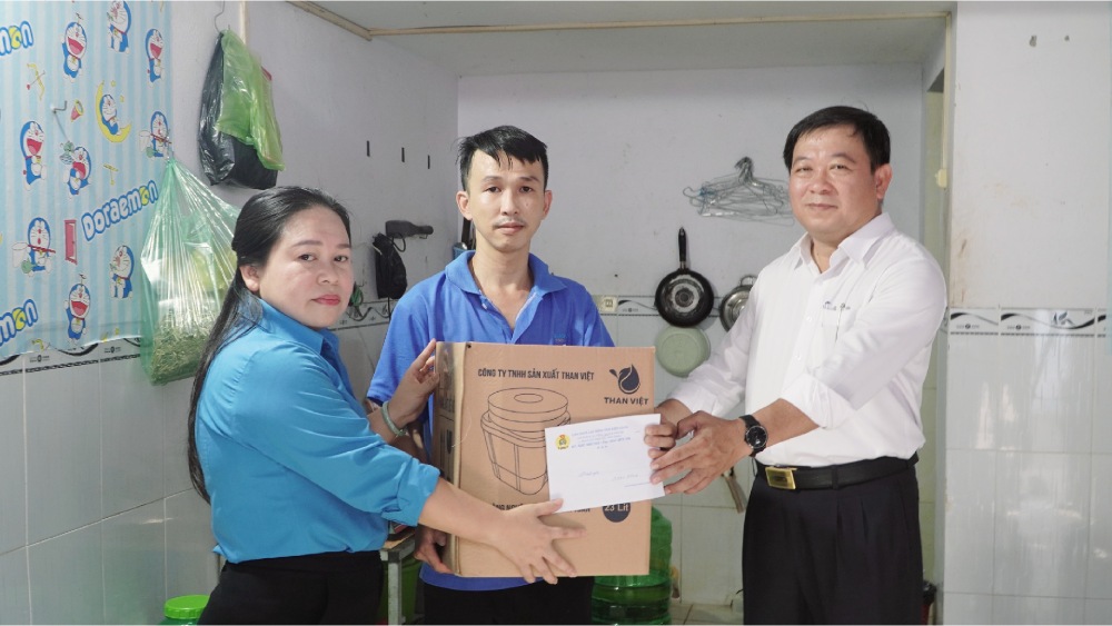 Ong Le Thanh Viet – Chu tich Uy ban MTTQ Viet Nam tinh va ba Truong Thanh Thuy - Chu tich LDLD tinh den tham, tang qua cho cong nhan cac khu nha tro sau buoi le. Anh: Nguyen Anh