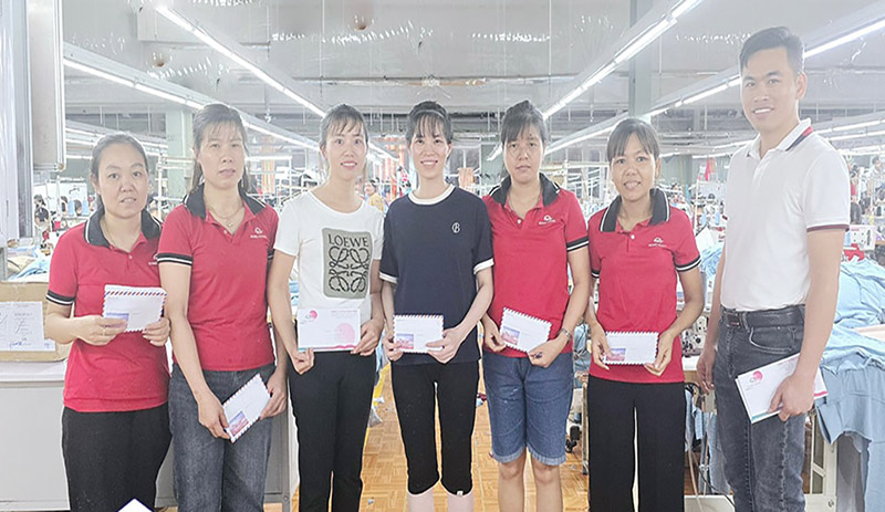 Chi nhanh Song Hong 4 trao thuong cho to chien thang cuoc thi nang suat. Ảnh: Manh Cuong.