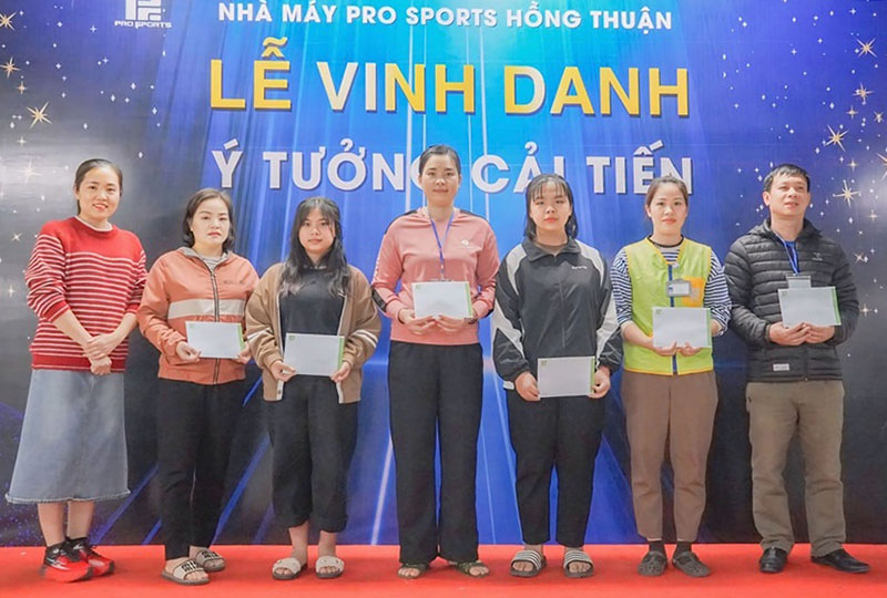 Nha may may Pro Sports Hong Thuan trao thuong cac ca nhan co y tuong cai tien tot nhat (Ảnh: Fanpage cong ty)