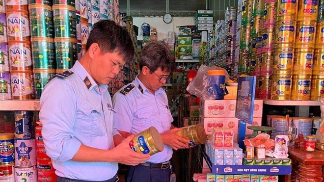 Nganh chuc nang kiem tra mat hang sua. Anh: Chi cuc Quan ly thi truong Can Tho