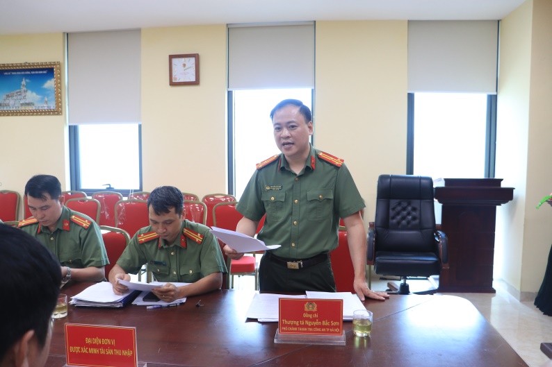 Lieutenant Colonel Nguyen Bac Son, Deputy Chief Inspector of Hanoi City Police, announced the Decision on asset and income verification and disseminated the annual asset and income verification plan. Photo: Hanoi Police