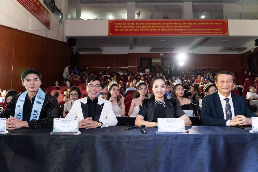 Thanh vien ban giam khao (tu phai qua trai) gom: NSND Nguyen Hai, nha thiet ke Chau Loan, dao dien - nha thiet ke Vinh Quang... Anh: Hoai Nam
