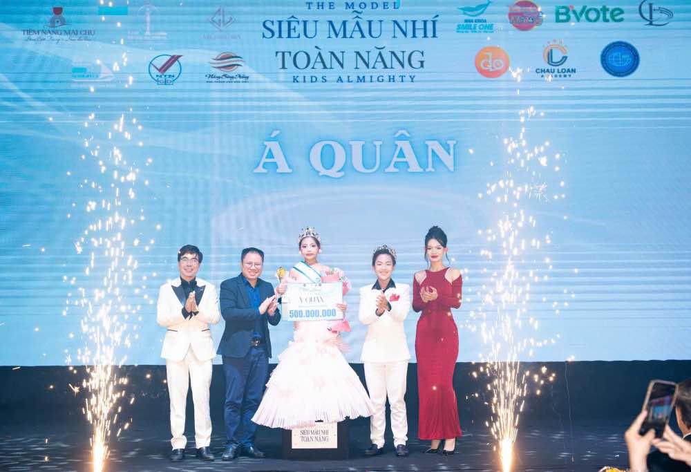 Nguyen Ngoc Anh Minh doat giai A quan “Sieu mau nhi toan nang” mua 2. Anh: Hoai Nam