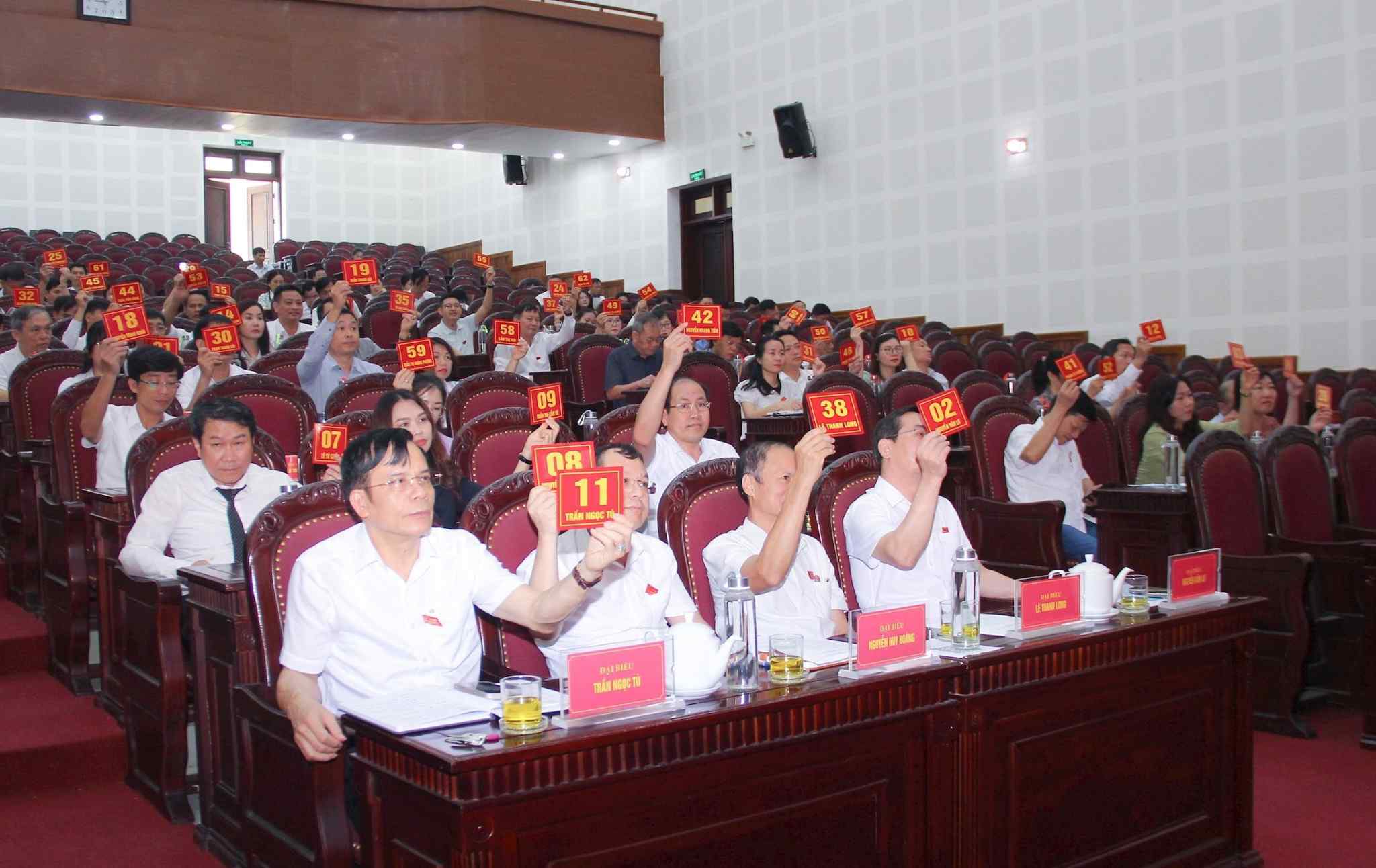Vinh City People's Council delegates voted to approve the plan to name 6 new wards after the arrangement. Photo: Mai Hoa