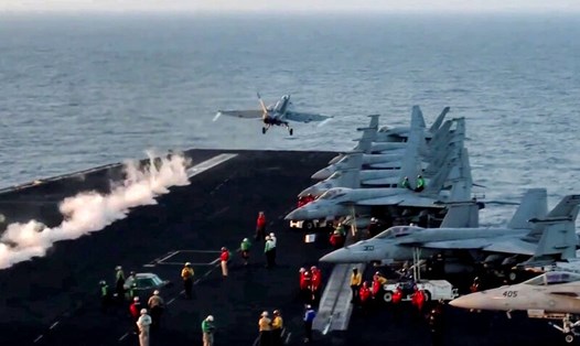 Máy bay F/A-18 Super Hornet cất cánh khỏi tàu sân bay USS Harry S. Truman của Mỹ. Ảnh: AFP
