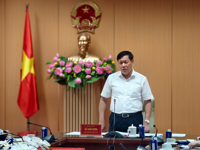 Deputy Minister of Health Do Xuan Tuyen chaired a conference on drugs, cosmetics, and fake functional foods. Photo: Tuan Dung