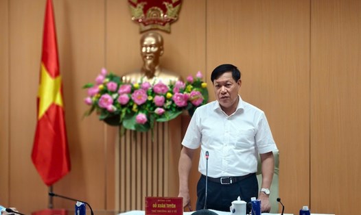 Thứ trưởng Bộ Y tế Đỗ Xuân Tuyên chủ trì hội nghị về vấn đề thuốc, mỹ phẩm, thực phẩm chức năng giả. Ảnh: Tuấn Dũng