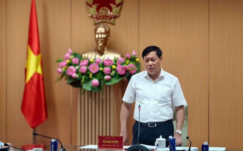 Deputy Minister of Health Do Xuan Tuyen chaired a conference on drugs, cosmetics, and fake functional foods. Photo: Tuan Dung