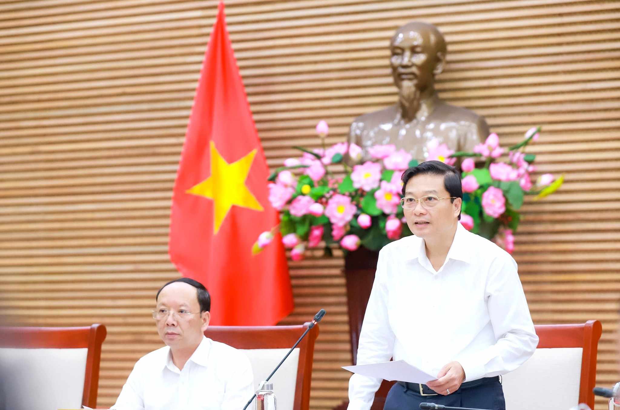 Mr. Le Hong Vinh - Deputy Secretary of the Provincial Party Committee, Chairman of the People's Committee of Nghe An province requested to ensure smooth public services during the process of arranging administrative complaints. Photo: Thanh Duy