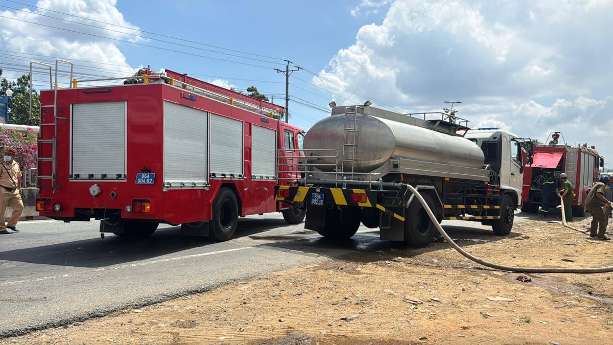 Firefighting vehicles continuously replenished water to put out the fire. Photo: Duy Tuan